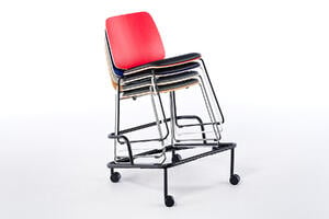 Die Stühle Monaco KU SP lassen sich auf einem optinalen Transportwagen verfahren